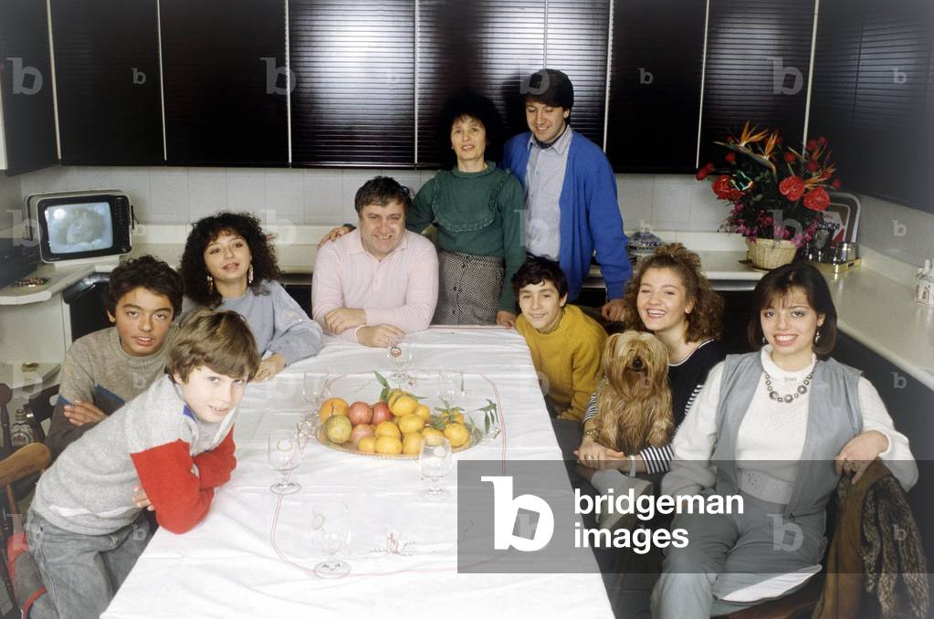Group portrait of the Merola family, Naples, 1990s (photo)