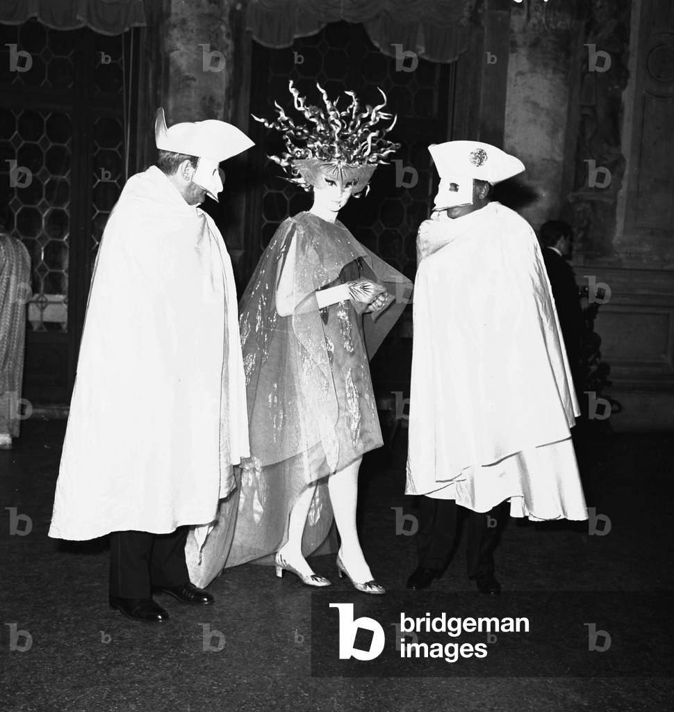 Venise le 09/09/1967. Luchino VISCONTI, Jacqueline de RIBES et Franco ROSI au Bal masqué à Ca' Rezzonico.