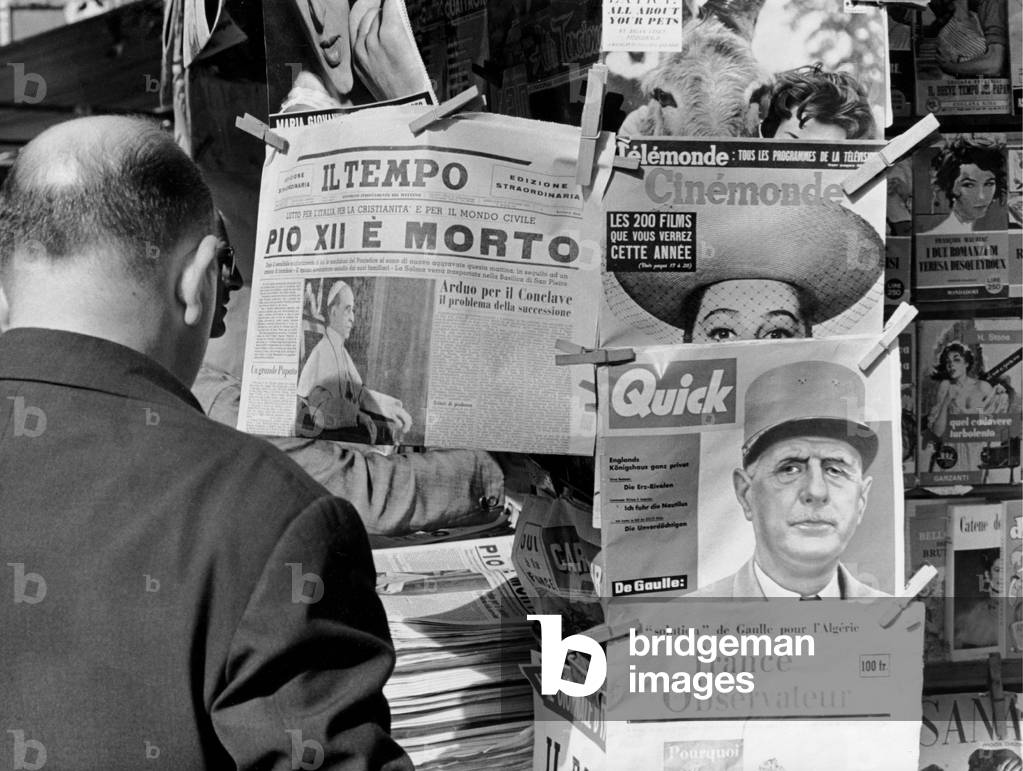 Newspaper with the news of Pope Pius XII's death, Roma, 1958 (b/w photo)