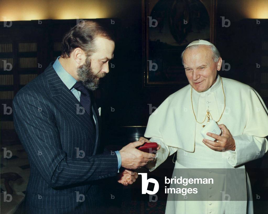 Pope John Paul II meets prince Michael of Kent, Vatican City, 1985 (photo)
