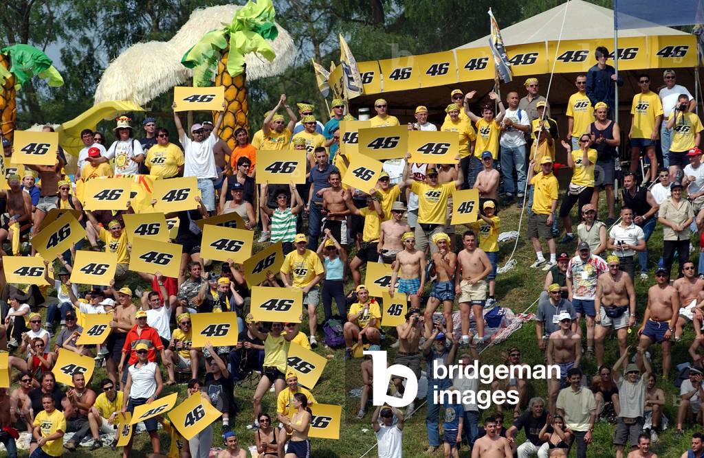 Fans supporting Valentino Rossi at the Italian GP, Mugello, Florence, 2001 (photo)