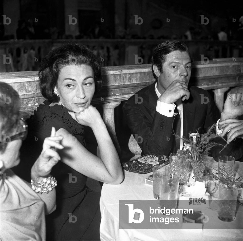 Marcello Mastroianni avec sa femme Flora Carabella. Rome, le 06/07/1963.