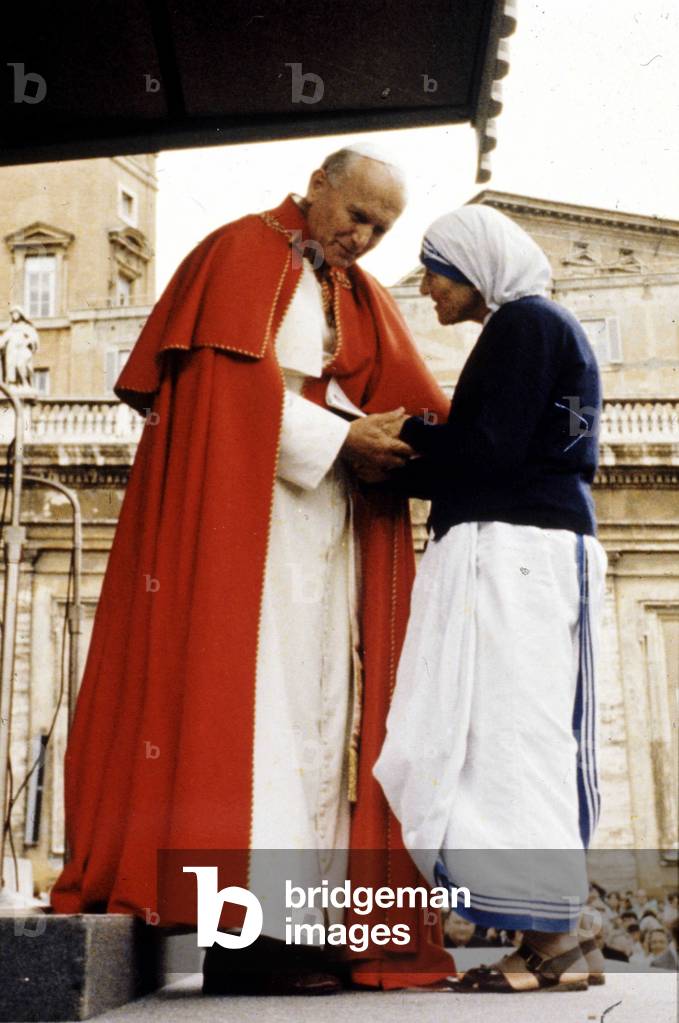 Pope John Paul II meets Mother Teresa of Calcutta (photo)
