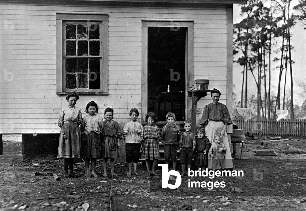 Large family of a textile mill worker, Tiftonn, USA, 1909 (b/w photo)