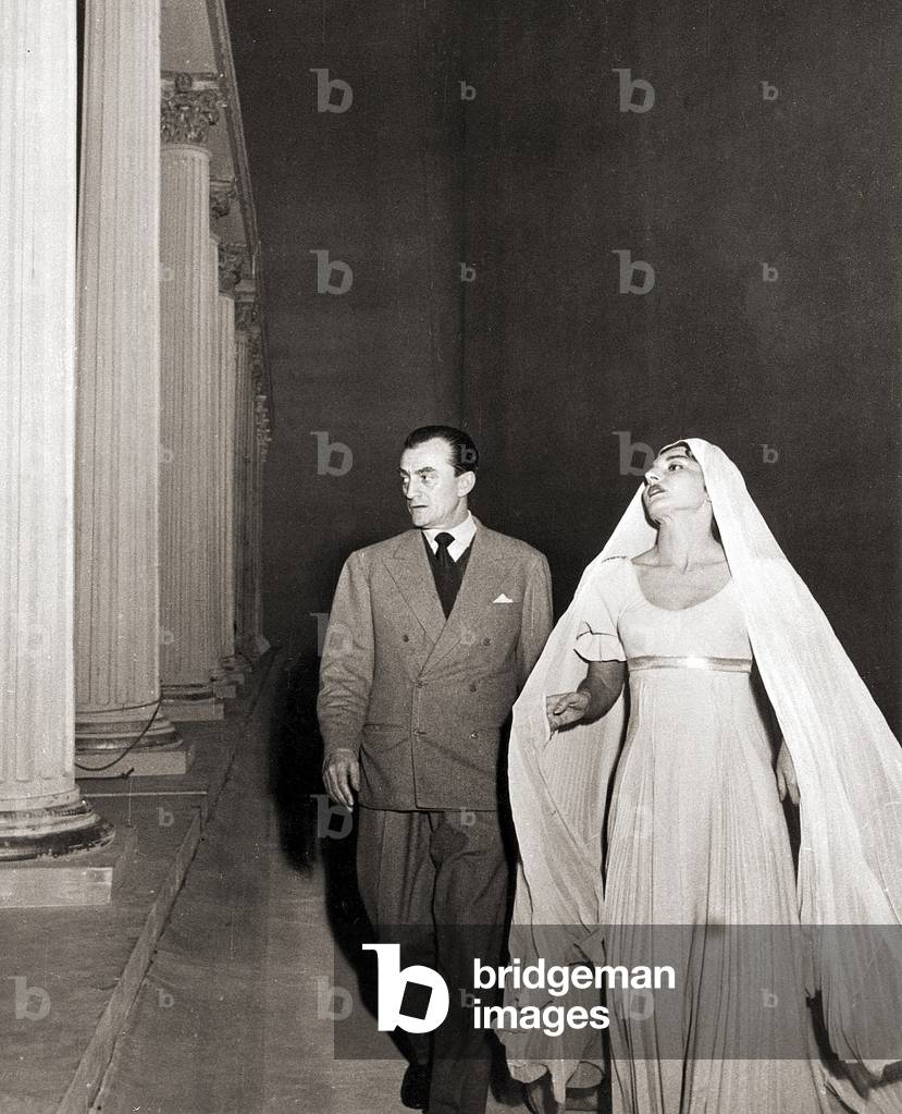 Luchino Visconti et Maria Callas pour une répétition générale au Theatre de la Scala à Milan, 1954.