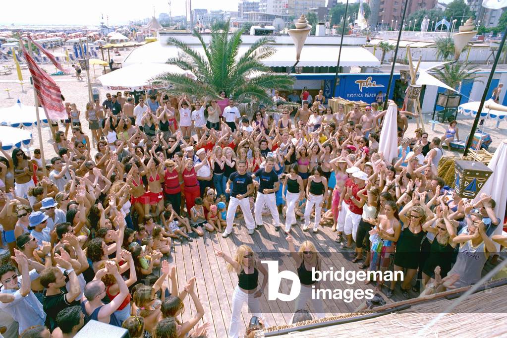 Rimini 26-29/07/2001. European Twins Festival. Photo de groupe des jumeaux. Photo Taddei © Farabola/ Leemage
