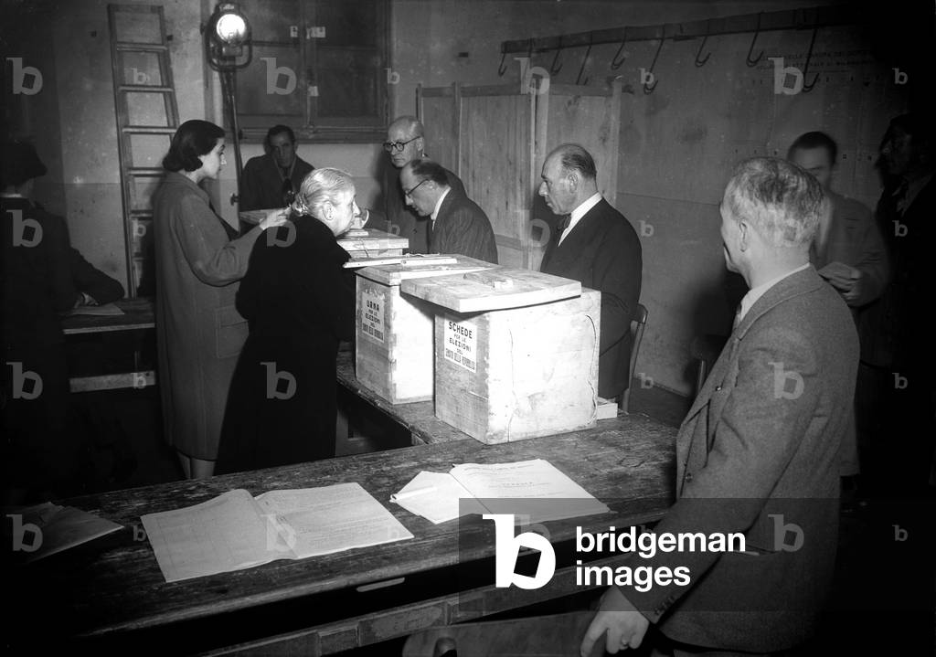 Women's vote in Italy, 1948 (b/w photo)