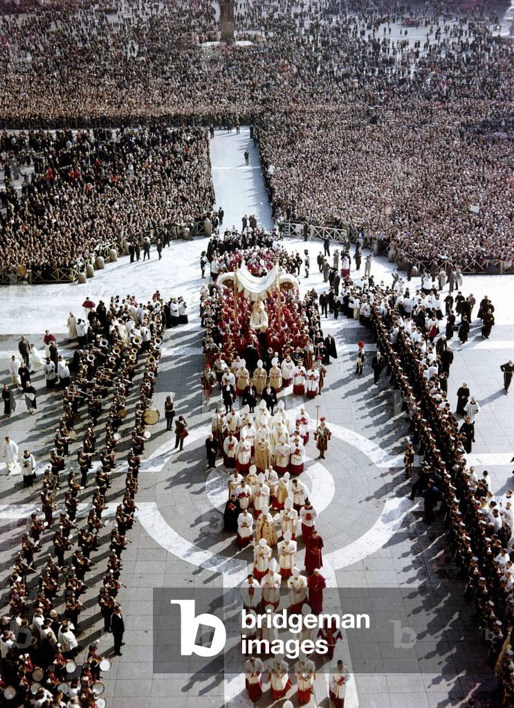 The arrival of Pope John XXIII at St. Peter's Basilica, Rome, 1962 (photo)