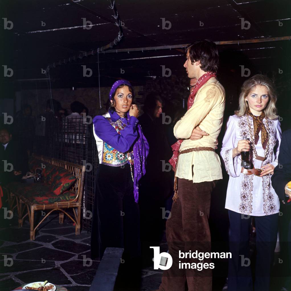 New York (USA) 1970, fete hippies: des jeunes gens a la mode sont sur la piste de danse.