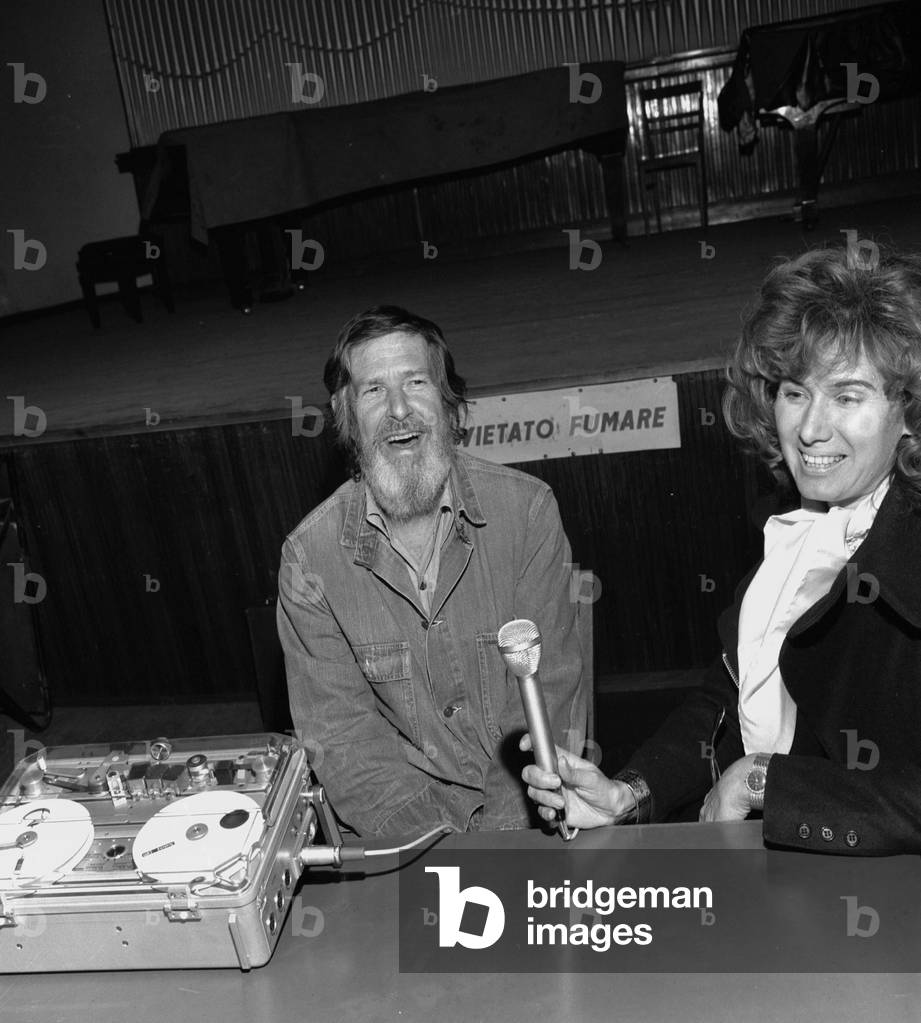 Milan, le 20/10/1972. Le musicien, compositeur John Cage (1912 - 1992) interviewé par la flûtiste Kessick au Conservatoire de Milan.