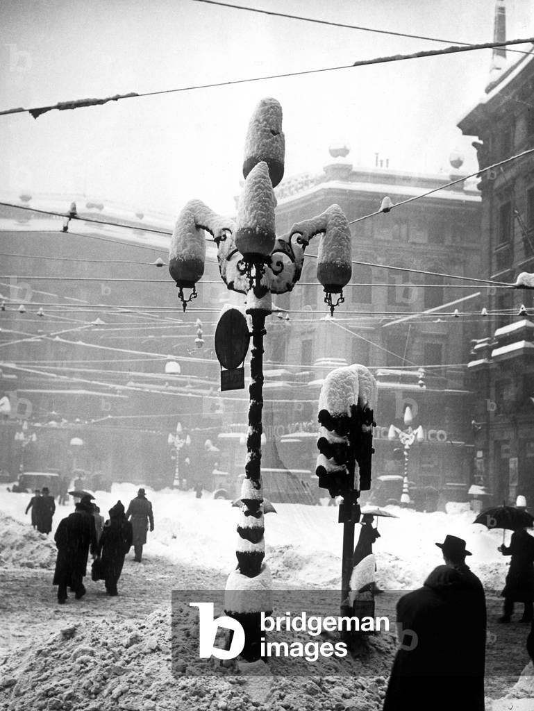 Cordusio Square under the snow, Milan, 1947 (b/w photo)