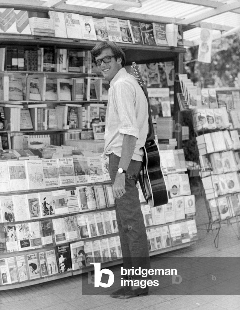 Peter Fonda in front of a newsstand, Venice, 1966 (b/w photo)