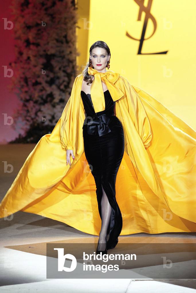 Carla Bruni at the Yves Saint-Laurent fashion show, 2002 (photo)