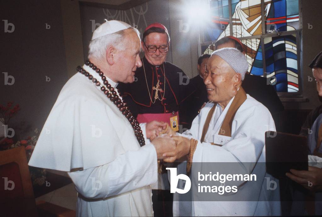 Pope John Paul II receives a woman during his pastoral visit in Korea, 1984 (photo)