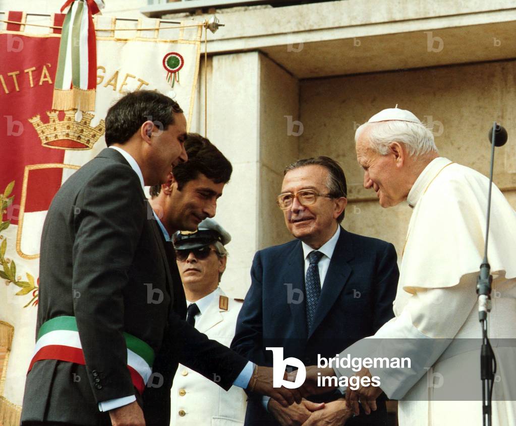 Pope John Paul II with the Mayor of Gaeta and Giulio Andreotti, Gaeta, 1989 (photo)