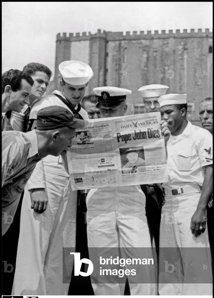 American sailors read on the newspapers 