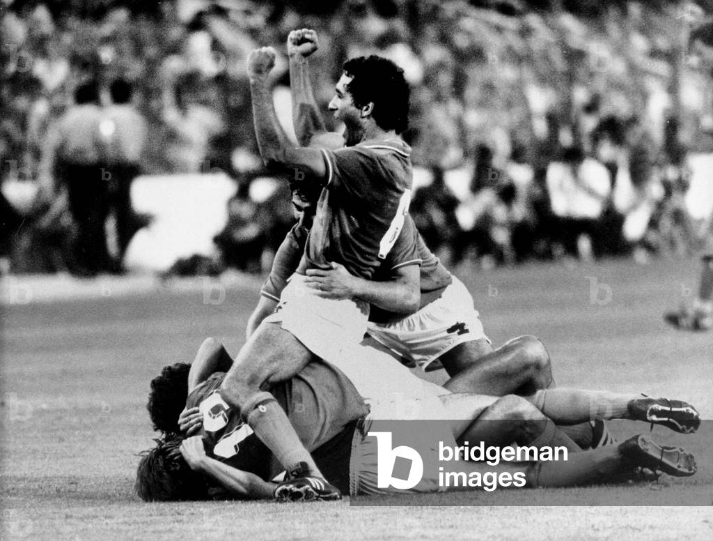 Madrid, Stade Santiago Bernabeu 11/07/1982. Championnat du Monde de Football, 1982. Finale Italie/Allemagne. Paolo Rossi a terre apres le premier but et la joie de Claudio Gentile. Photo Pentafoto  