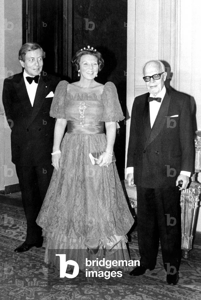 Queen Beatrix of the Netherlands and her husband Claus von Amsberg are received in the Quirinale by Sandro Pertini, 27th March 1985 (b/w photo)