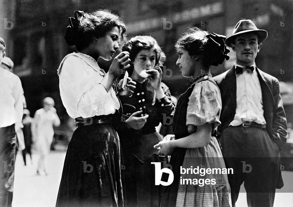 A group of young workers on their lunch break, USA, 1915, (b/w photo)