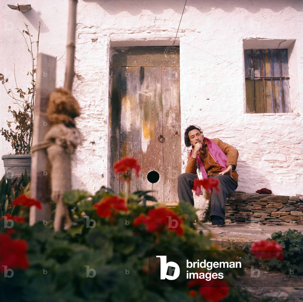 Portrait de Salvador Dali dans sa propriété de Port Lligat dans les années 1960.