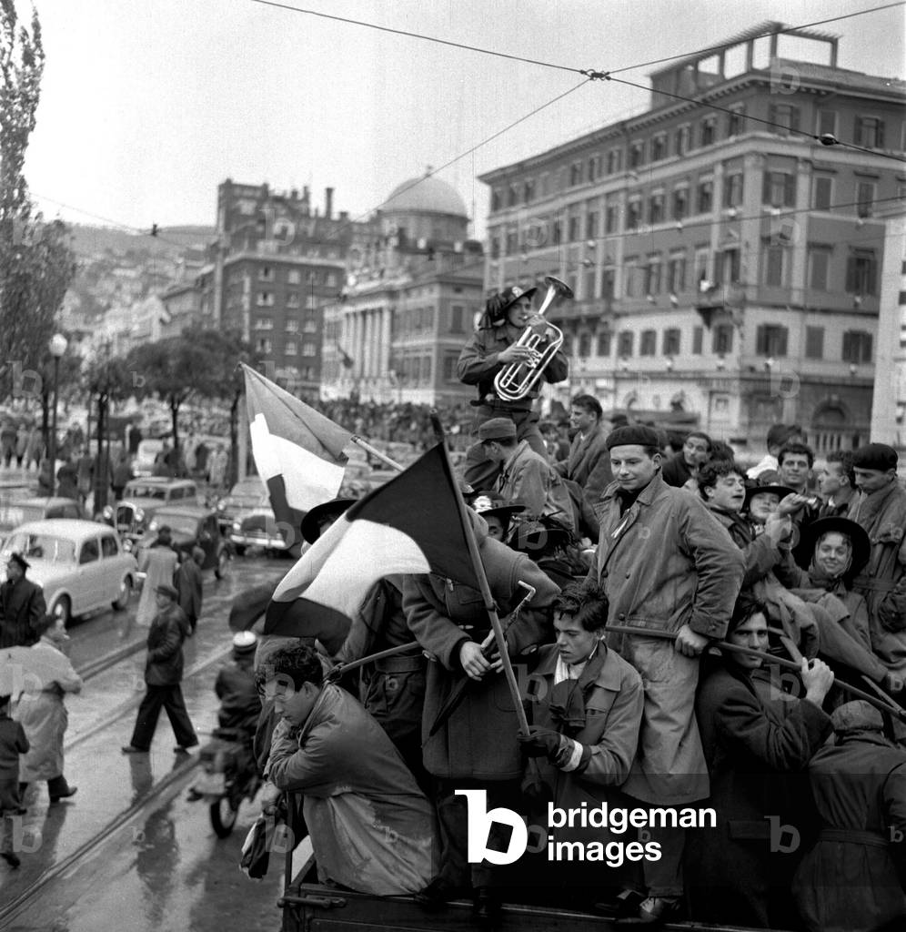 Trieste, 04/11/1954. Les troupes italiennes, bersagliers (bersaglieri) en tete de file, liberent Trieste qui redevient italienne. La foule en liesse acclame les soldats. © Farabola/ Leemage