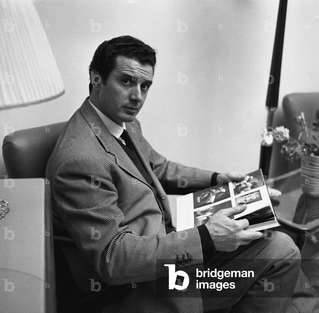 Franco Corelli, chanteur lyrique (tenor) dans sa maison à Milan en novembre 1957.