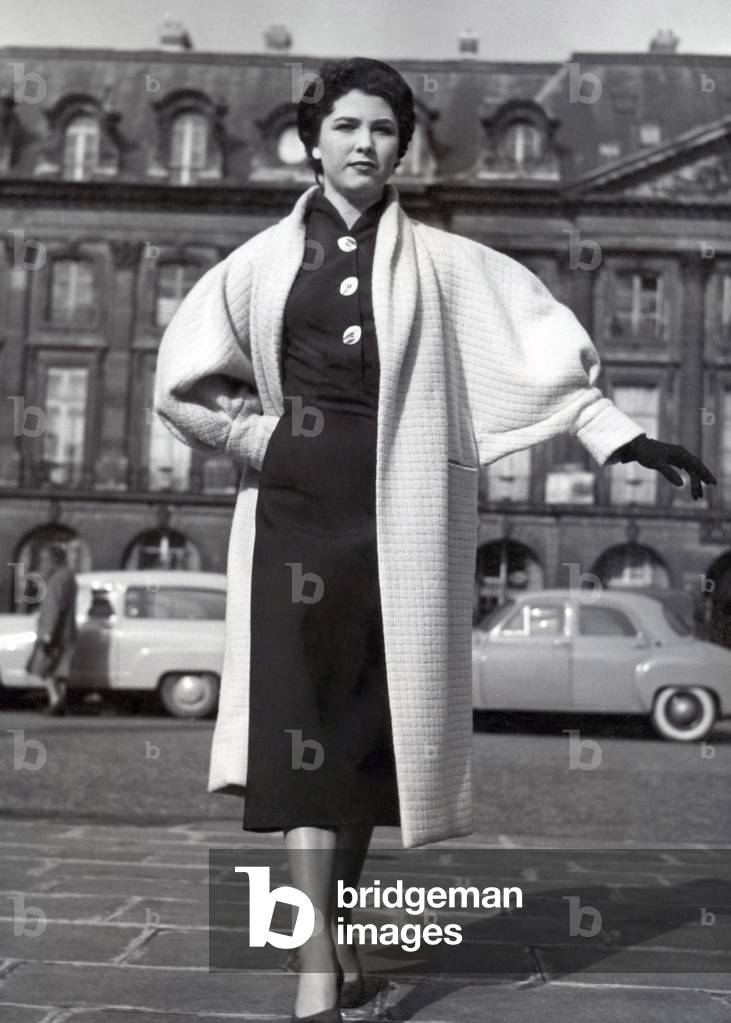 Mannequin in an outfit by Elsa Schiaparelli, Paris, 1950s (b/w photo)