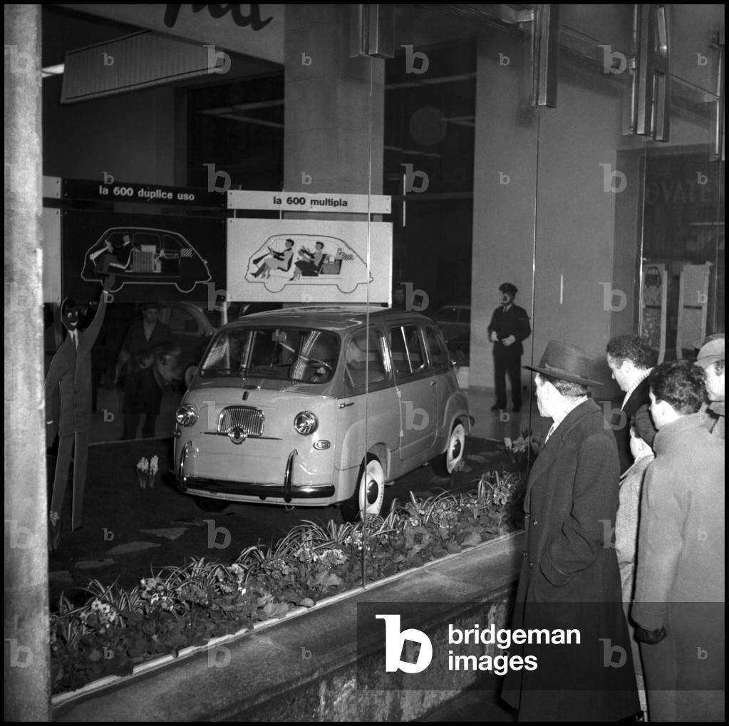Presentation to the public of the Fiat 600 Multipla Milan, 1956 (b/w photo)