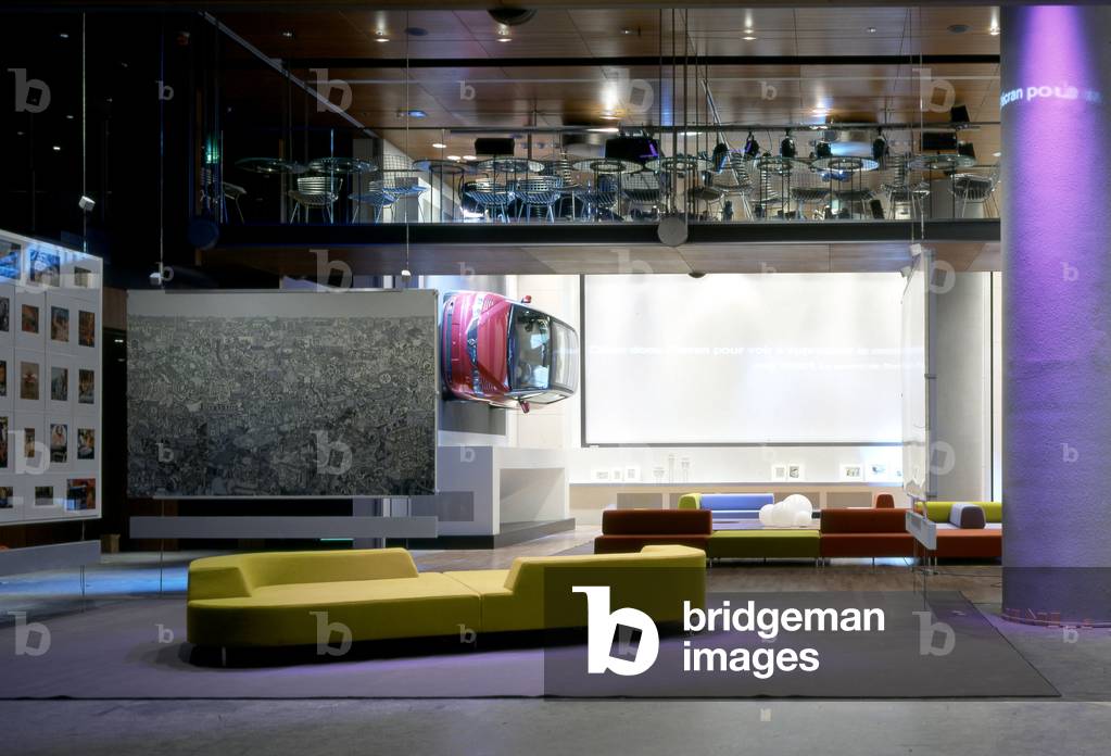 Atelier Renault, Avenue des Champs Elysees (Champs-Elysees), Paris 8. Architecture by Franck Hammoutene. Furniture by Christophe Pillet in November 2000. Photography 2000.