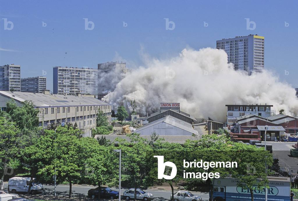 Implosion of a bar HLM to the Cité des 4000 de La Courneuve (Seine Saint Denis), in 2000.