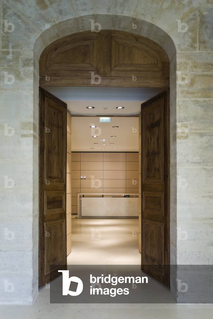 Le College des Bernardins, 20 rue de Poissy, Paris 75005. Renovation by Herve Baptisses Chief Architect of Historic Monuments and Jean-Michel Wilmotte for contemporary parts, 2001-2008. It was at the beginning of the 13th century that the Abbe of Clairvaux decided, with the agreement of the General Chapter of the Cistercians, to set up a college in Paris to train the religious of this order, also known as Bernardins. The house in which the monks had first chosen home is soon too small, and it becomes necessary to build a new building. The College of Bernardins enjoyed various fortunes over the centuries. Confiscated by the Revolutionaries, he became Bien National before being reclaimed in 2001 by the Dlocese of Paris. After heavy restoration work, the Bernardine Convent regained its original function. Place of research and debate in the centre of the Cite. Photography 19/09/08