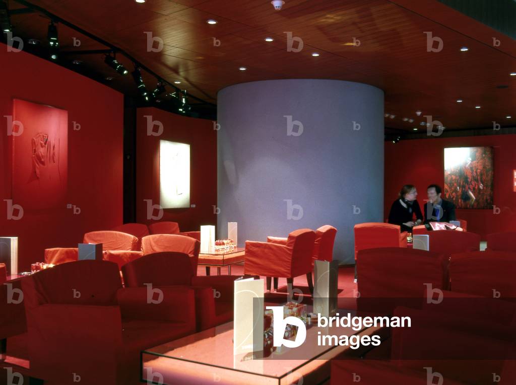 Atelier Renault, Avenue des Champs Elysees (Champs-Elysees), Paris 8. Architecture by Franck Hammoutene. Interns of G.Yurkievich in March 2001. Photography 2001