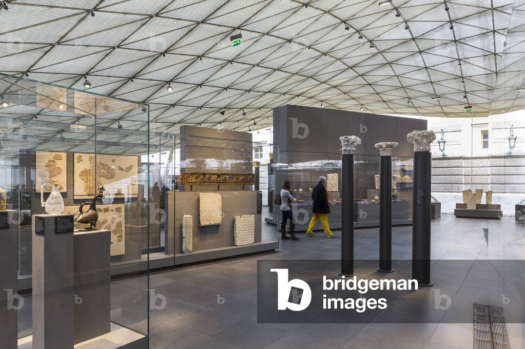The Department of the Arts of Islam of the Louvre - The work of architects Rudy Ricciotti and Mario Bellini, a box surmounted by a cover of gilded glass and woven with a fine undulating metal network, highlights one of the richest and most beautiful collections of Islamic art in the world. Department of the Arts of Islam - Louvre - Paris 1er - 2012 - Mario Bellini - Rudy Ricciotti