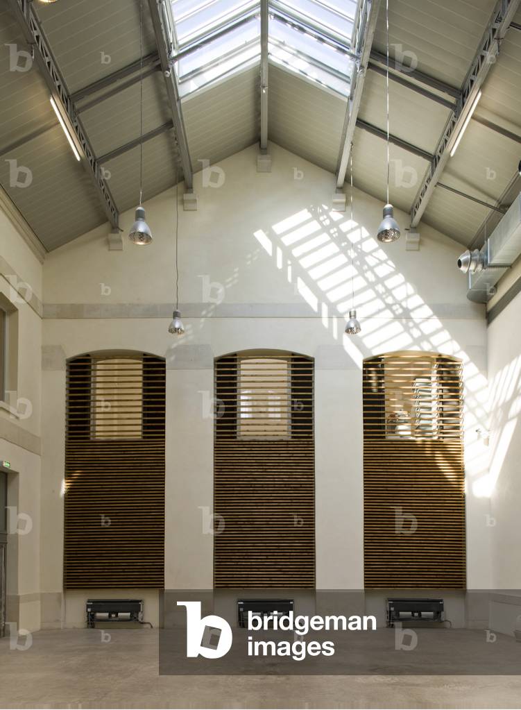 Le CENTQURE in Paris, 104 rue d'Aubervilliers, 75019 Paris. CENTQURE, the new artistic establishment of the City of Paris, opens its doors on 11 October 2008 in the old buildings of the Municipal Funebres, located between 5 rue Curial and 104 rue d'Aubervilliers. This place of creation and production unique in the world, both in its architecture and in its surface area of 39,000 square metres, offers artists working spaces adapted, in terms of surfaces and equipment, to the contemporary requirements of creation. It will host about thirty artists a year in residences for periods ranging from 2 to 12 months. Architecture of the November Workshop completed in 2008