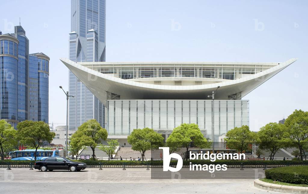 Shanghai Opera, 300 Ren Min Boulevard, Huangpu District, Shanghai (China). Realisation 1998, architect Jean Marie Charpentier.The opera plan is based on the geometry of the square, a shape considered perfect in Chinese symbolism. It represents Earth. The curved roof is a segment of circle depicting the sky. It is both a symbol and a metaphor of Chinese culture interpreted in contemporary architecture. The main facades form a transparent box of glass serigraphy housing spaces where the public can wander to the homes, restaurants, shops, surrounding the large central auditorium of 1800 seats. Photography 21/04/05.