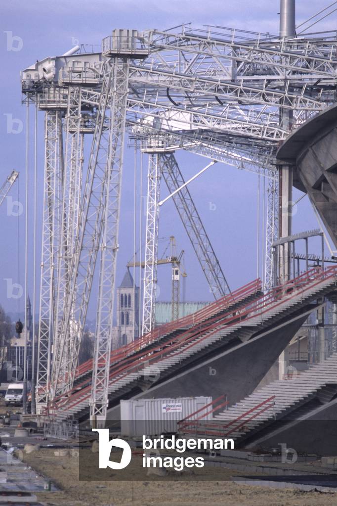 Construction site of the Stade de France, Saint-Denis, Seine Saint Denis (Seine-Saint-Denis). Architecture by Claude Costantini, Michel Macary, Michel Regembla and Aymeric Zublena, 1998. The Stade de France, the first stadium in the world, can accommodate between 80,000 and 100,000 sepctators for sporting events, concerts and shows.