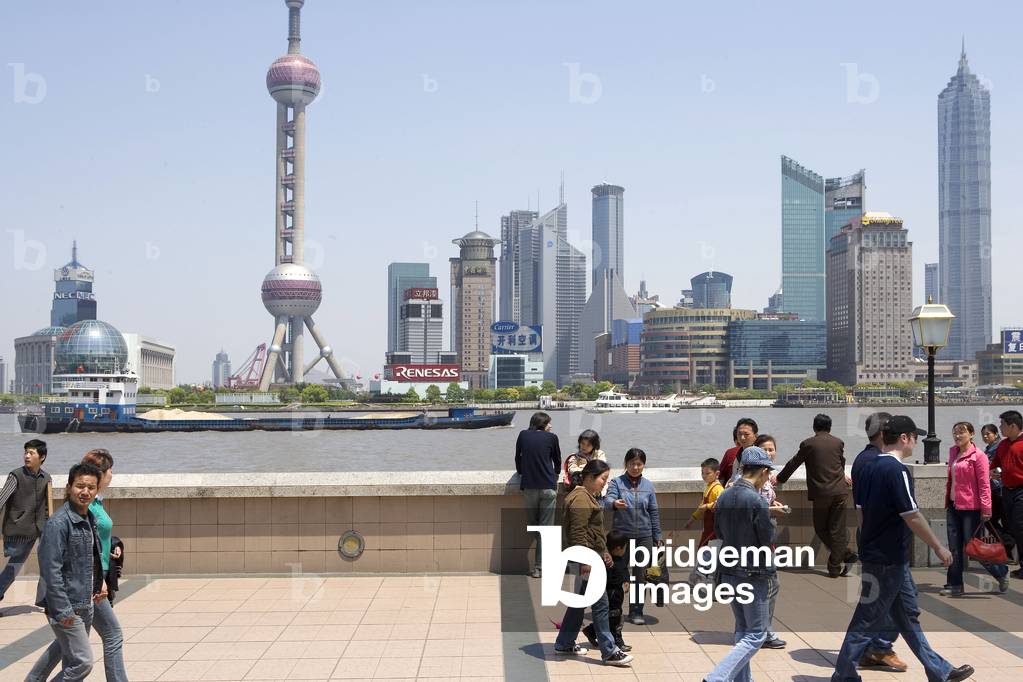 Walk on the Bund, Puxi to Shanghai, China. Photography 21/04/05.