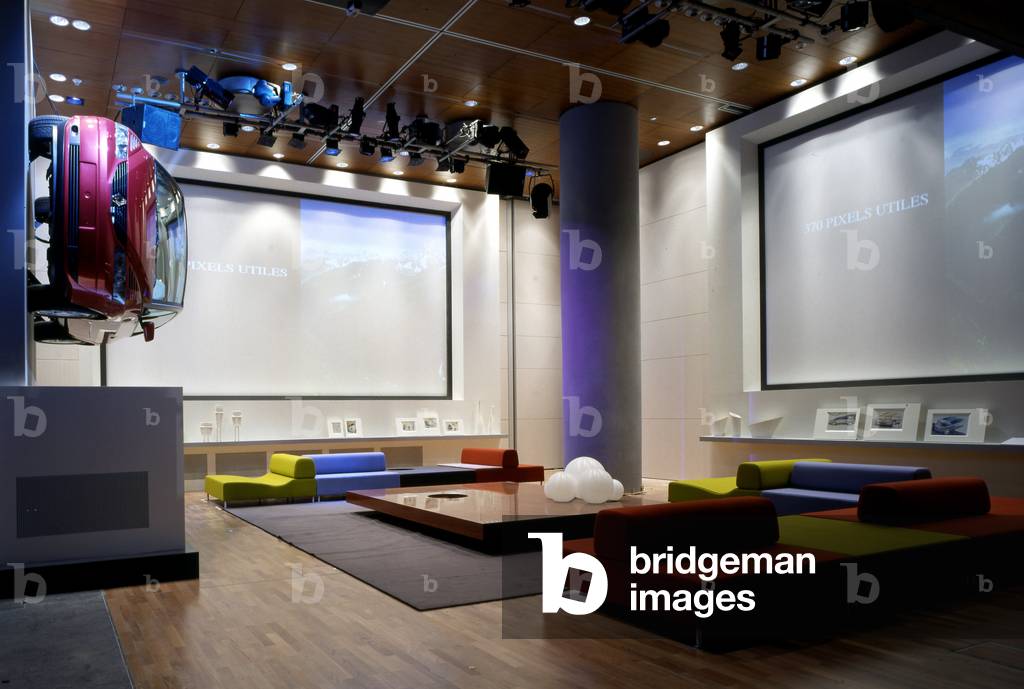 Atelier Renault, Avenue des Champs Elysees (Champs-Elysees), Paris 8. Architecture by Franck Hammoutene. Furniture by Christophe Pillet in November 2000. Photography 2000.