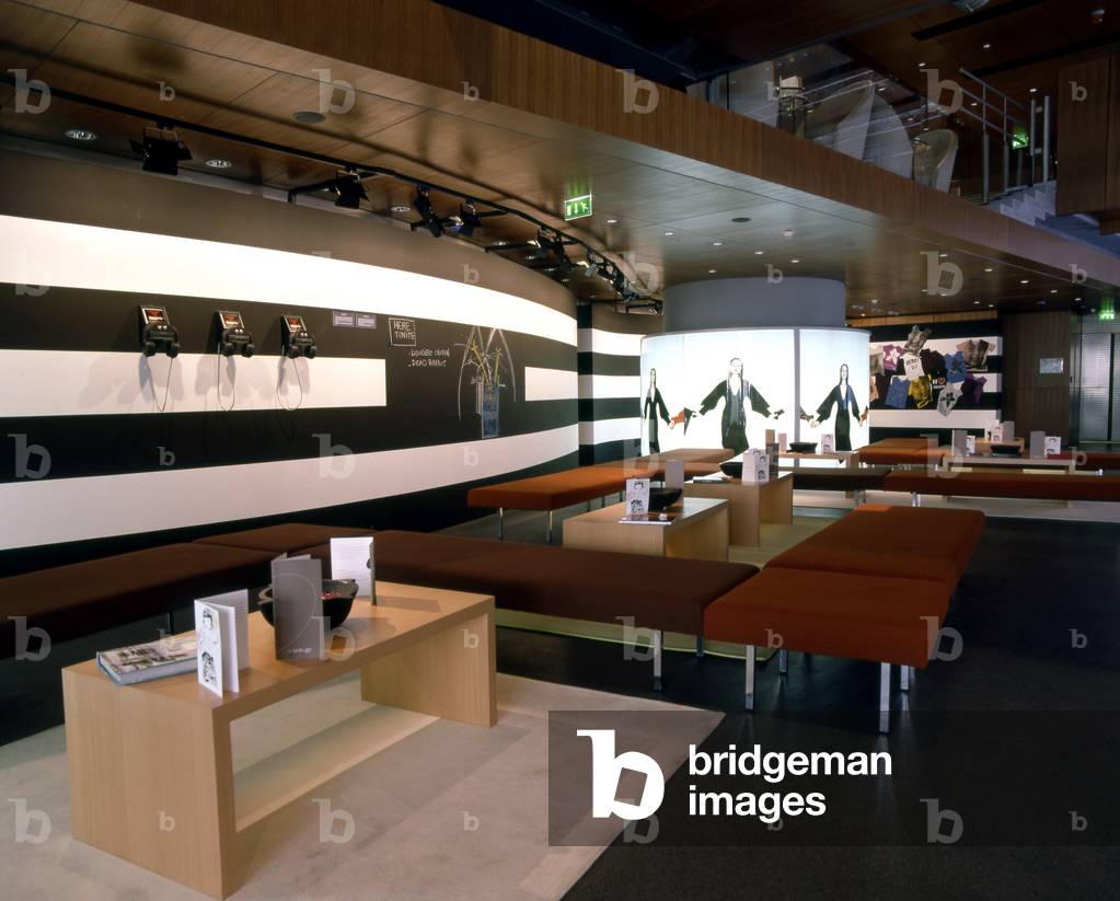 Atelier Renault, Avenue des Champs Elysees (Champs-Elysees), Paris 8. Architecture by Franck Hammoutene. Interns of G.Yurkievich in March 2001. Photography 2001