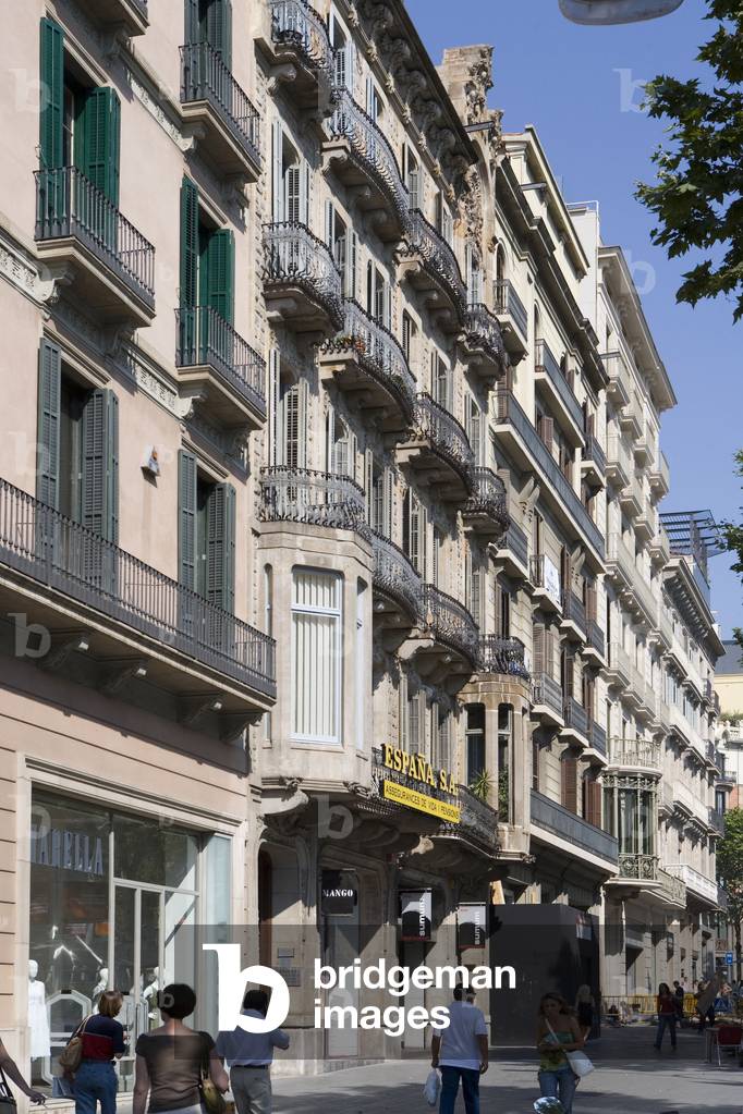 Le passaeig de Gracia, Quartier de l'Eixample in Barcelona (Spain).