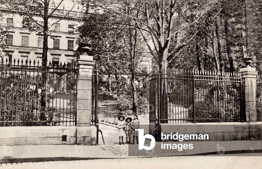 Hotel on the rue de Navarin, Montmartre, Paris, 1913 (b/w photo)