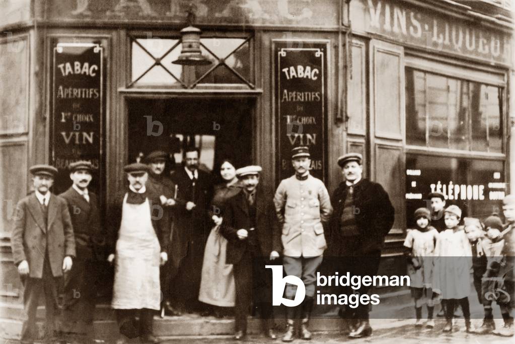 Tabac, Paris, 1900 (b/w photo)