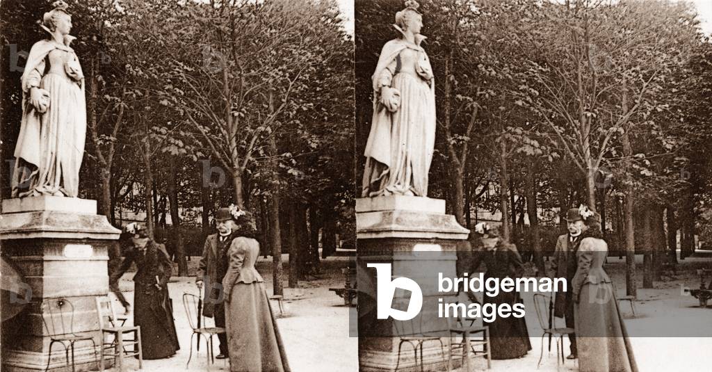 Stereoscopic view of walkers in Jardin du Luxembourg, 1890 (b/w photo)