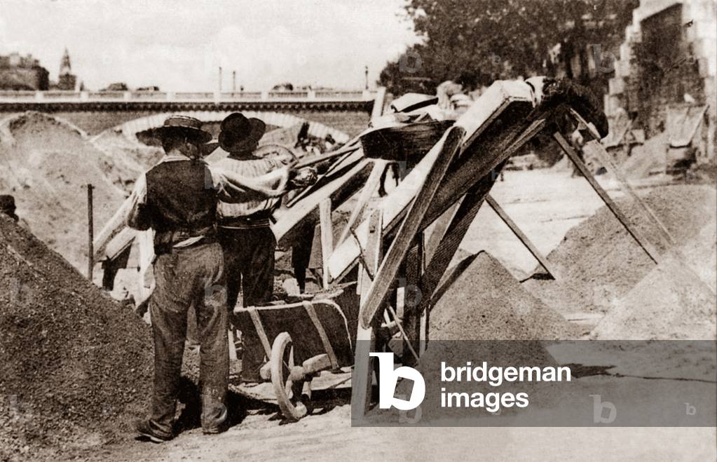 Preparation of the sand on riverbanks, Paris, 1900 (b/w photo)