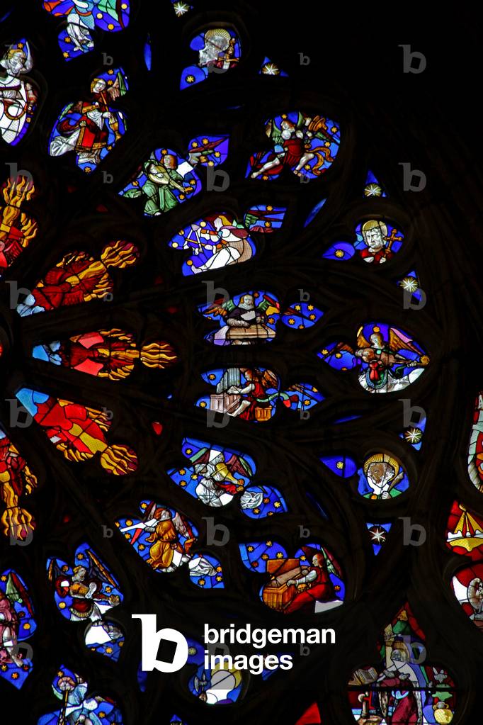 Window w135 depicting musician angels (stained glass)