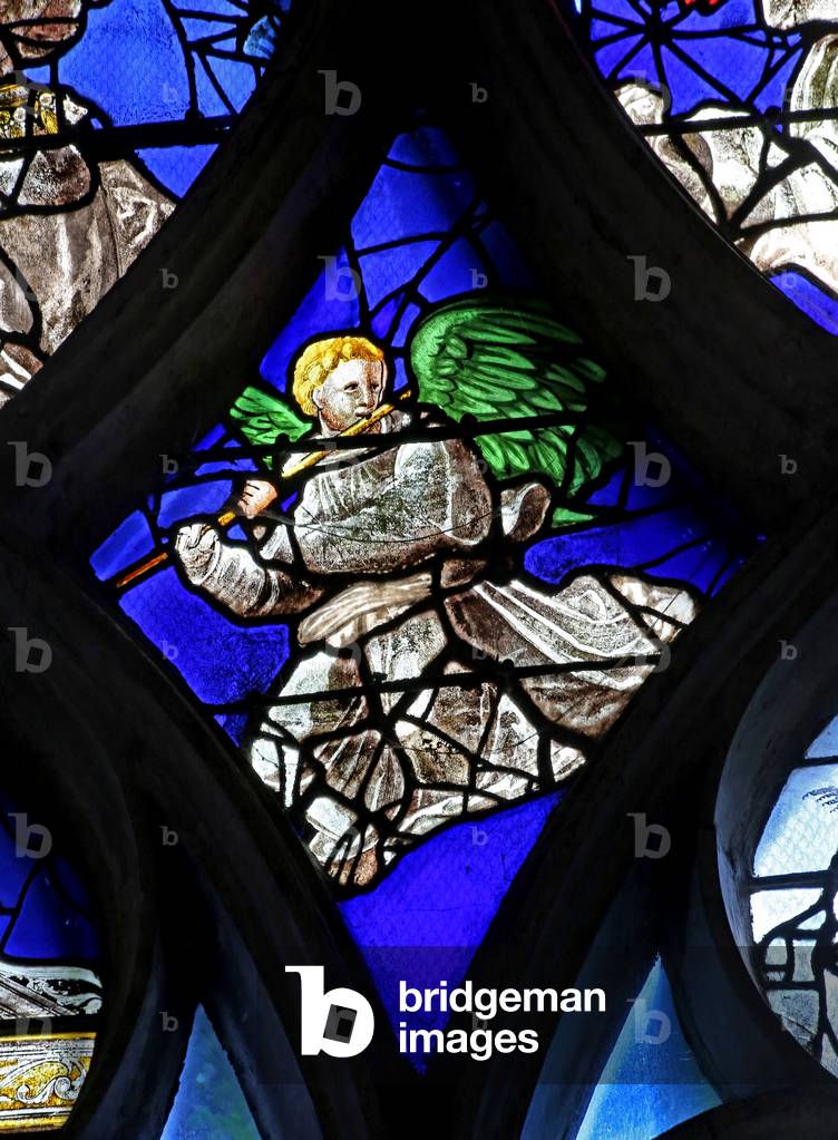Window w4 depicting an angel musician (stained glass)
