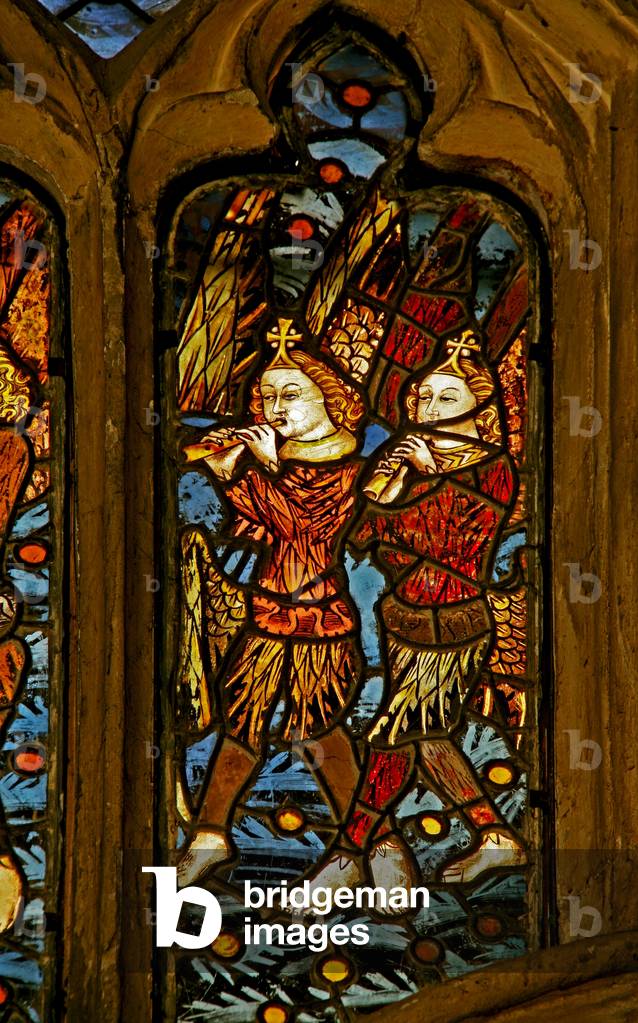 Window n1 depicting musician angels with pipes (stained glass)