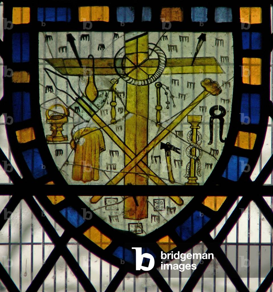 Window Ww depicting a shield with the Instruments of the Passion (stained glass)