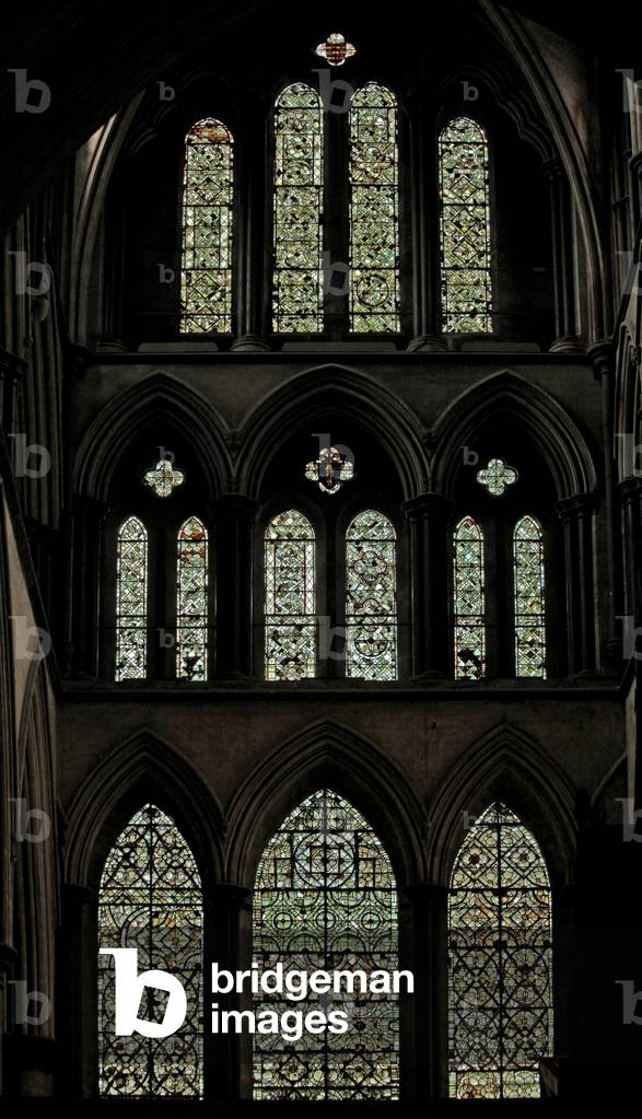 Window SE-tspt depicting grisaille (stained glass)