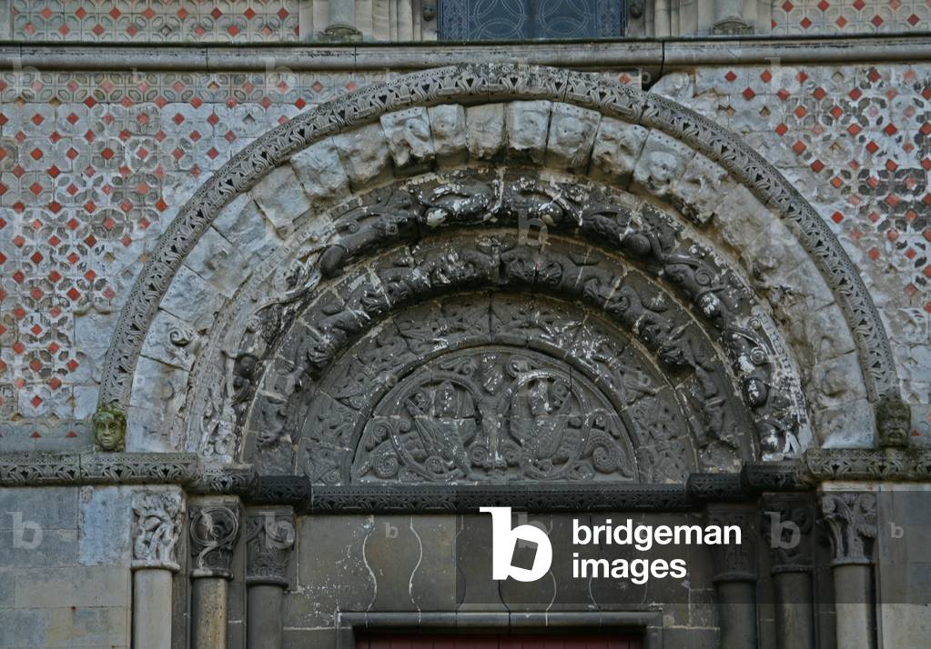 Depicting a detail of the north door
